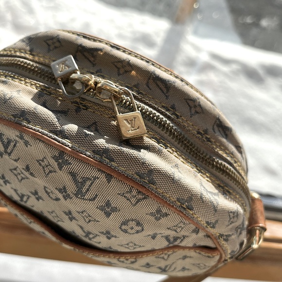 Louis Vuitton: Round Monogram LV Mini Crossbody Bag (seen on Ariana Grande) - Picture 15 of 17